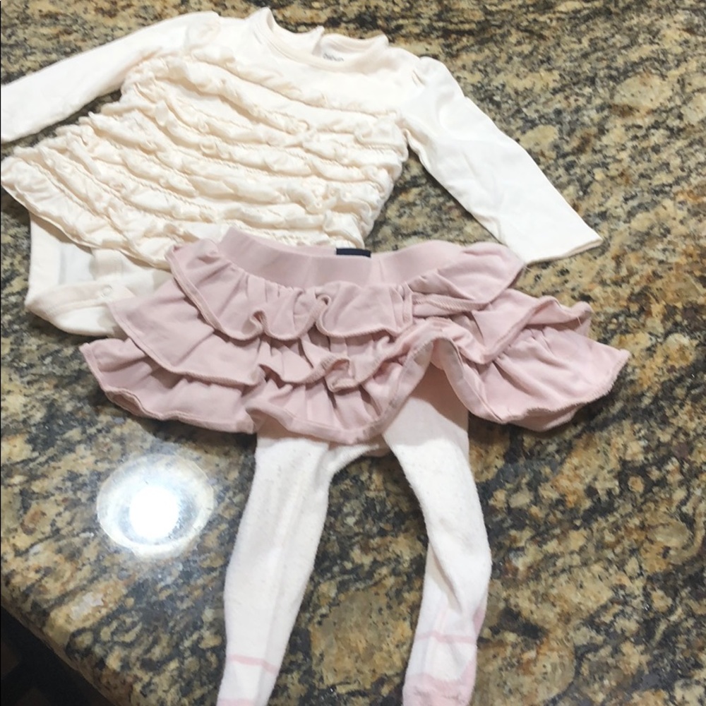 Gap Baby size 6-12 month outfit cream & mauve